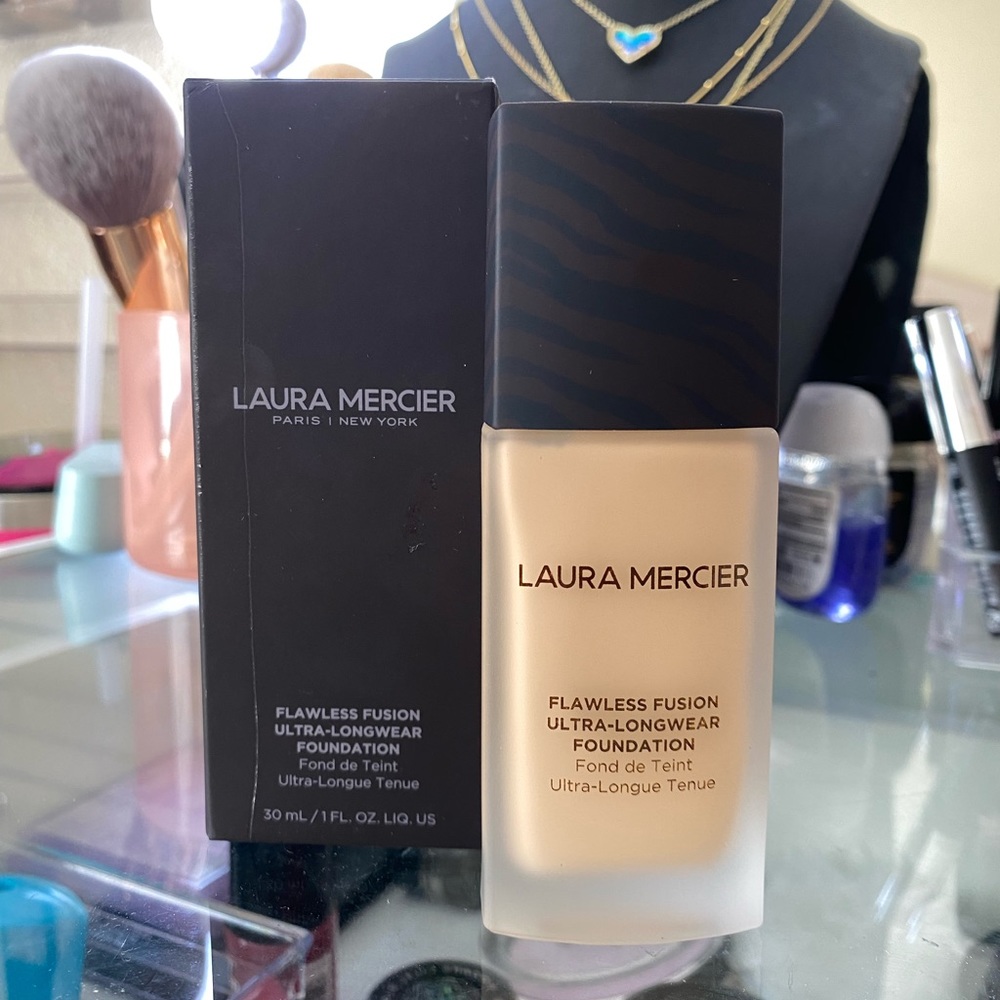 laura mercier flawless foundation with free gift